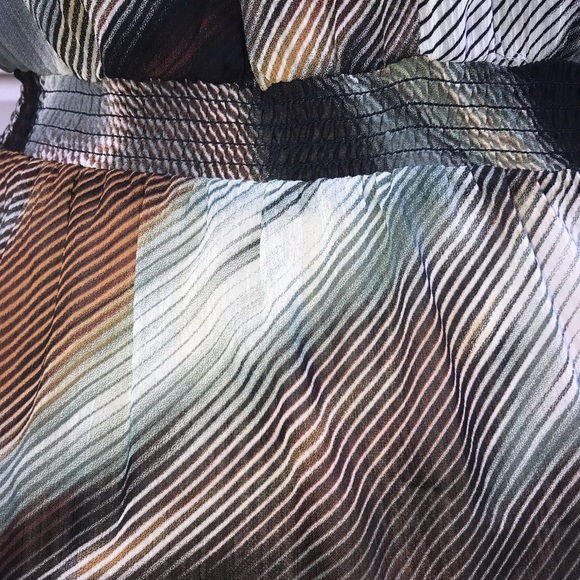 Lapis Ruffle V-Neck Ruffle Sleeveless Top Large - Picture 8 of 8